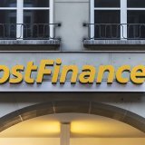 Le logo de Postfinance dans sa succursale de la Aarbergergasse à Berne (photo d'archives)